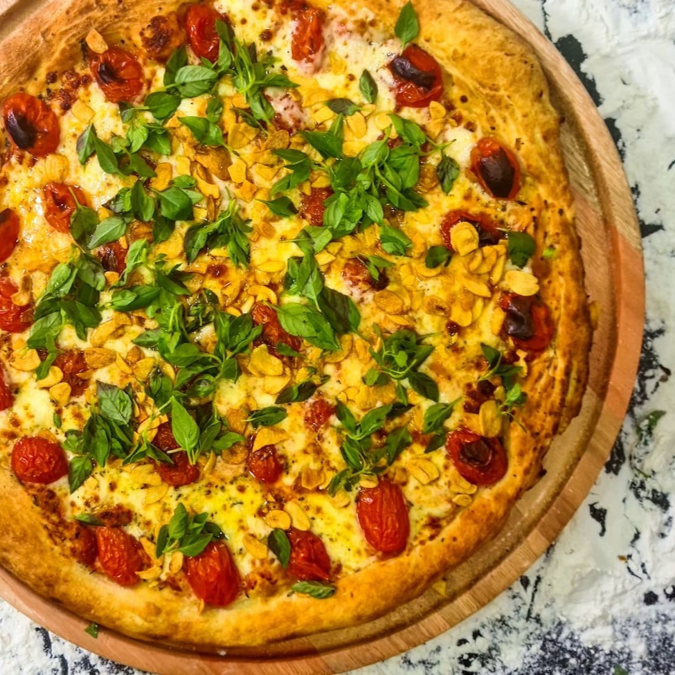 Pizza - Aproveite este irresistível combo de duas deliciosas pizzas! Nele, você recebe uma  pizza salgada de 30 cm, cada uma com a possibilidade de escolher até dois sabores de recheio, permitindo-lhe desfrutar de uma mescla única de sabores. Para adocicar a experiência, você ganha uma tentadora pizza doce de 20 cm, com um sabor à sua escolha. Este combo é a combinação perfeita para uma refeição saborosa e completa, seja para compartilhar em família ou desfrutar sozinho. + Bebida de 1,5l grátis . Não perca essa chance!