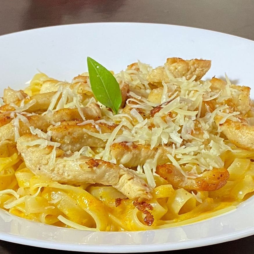 200 gramas de talharim, molho rosé, 80 gramas de frango em tiras