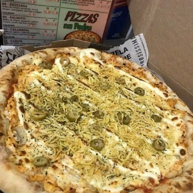 Molho de Tomate , Frango, Mussarela , Milho, Catupiry, Batata palha, Azeitona e Orégano.