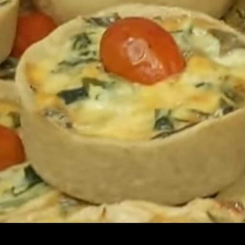 Massa de empada com frango desfiado e um creme de queijo