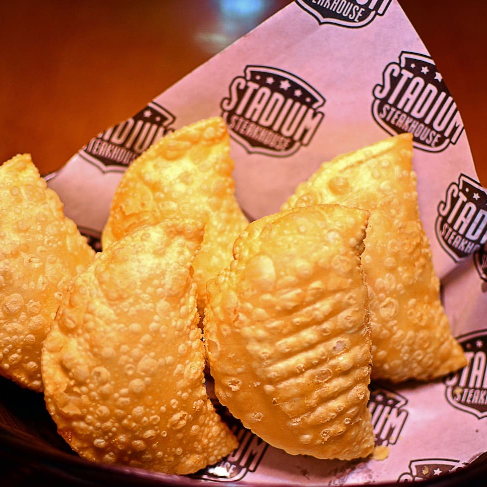 Destaque para os nossos deliciosos e crocantes pastéis. Sabor camarão com Catupiry, carne ou queijo.