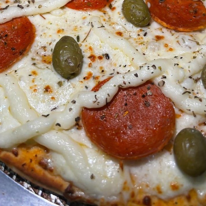 Deliciosa pizza de peperonni com Catupiry Original e azeitonas (30 Cm)