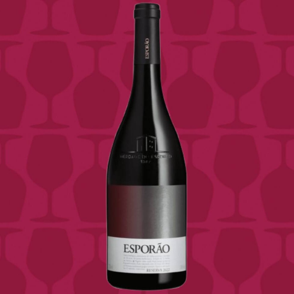 Esporão Reserva foi o primeiro vinho produzido pelo Esporão em 1985. Vinho clássico, obtido unicamente a partir de uvas da Herdade do Esporão, mostra a consistência e o carácter rico e típico dos melhores vinhos.  País:Portugal,Alentejo Vinícula:Esporão Graduação:14,5% Amadurecimento:Estagiou durante 12 meses em barricas de carvalho americano (60%) e francês (40%). Após o engarrafamento, seguiram-se mais 8 meses de estágio em garrafa. Temperatura De Servico 16 a 18c