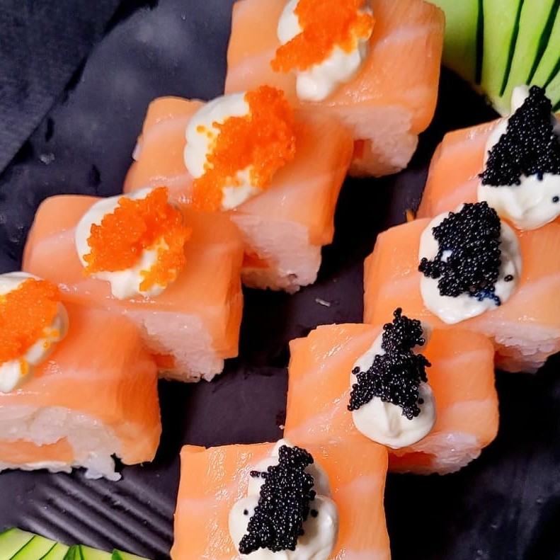 Uramaki especial feito sem alga, finalizado com salmão, cream cheese e ovas de masago ou capelin