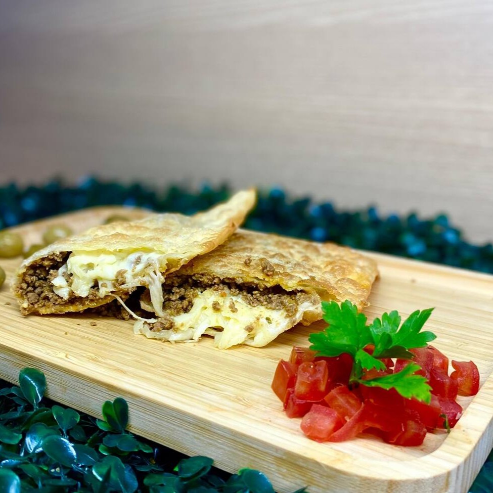 Massa crocante e sequinha recheada com carne moída e muçarela que derrete e estica a cada mordida. O clássico elevado à máxima potência de sabor e cremosidade. Podendo turbinar com o complemento da sua preferência.