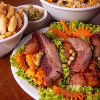 - filé de frango grelhado c/ fatias de bacon, acompanhamento: arroz à grega e batata frita