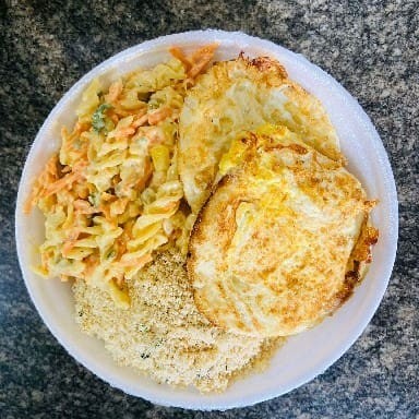 Dois ovos fritos na manteiga. Acompanha arroz, feijão e farofa. Escolha entre: purê, macarronese ou salada.  Obs.: - Embalagem Pt102. - Ideal para 1 pessoa. Esperamos que você tenha uma excelente refeição.