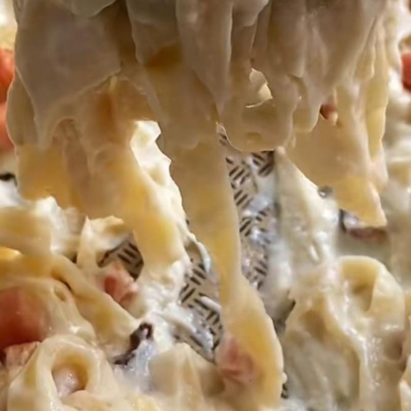 Macarrão com molho branco e Bacon e queijo