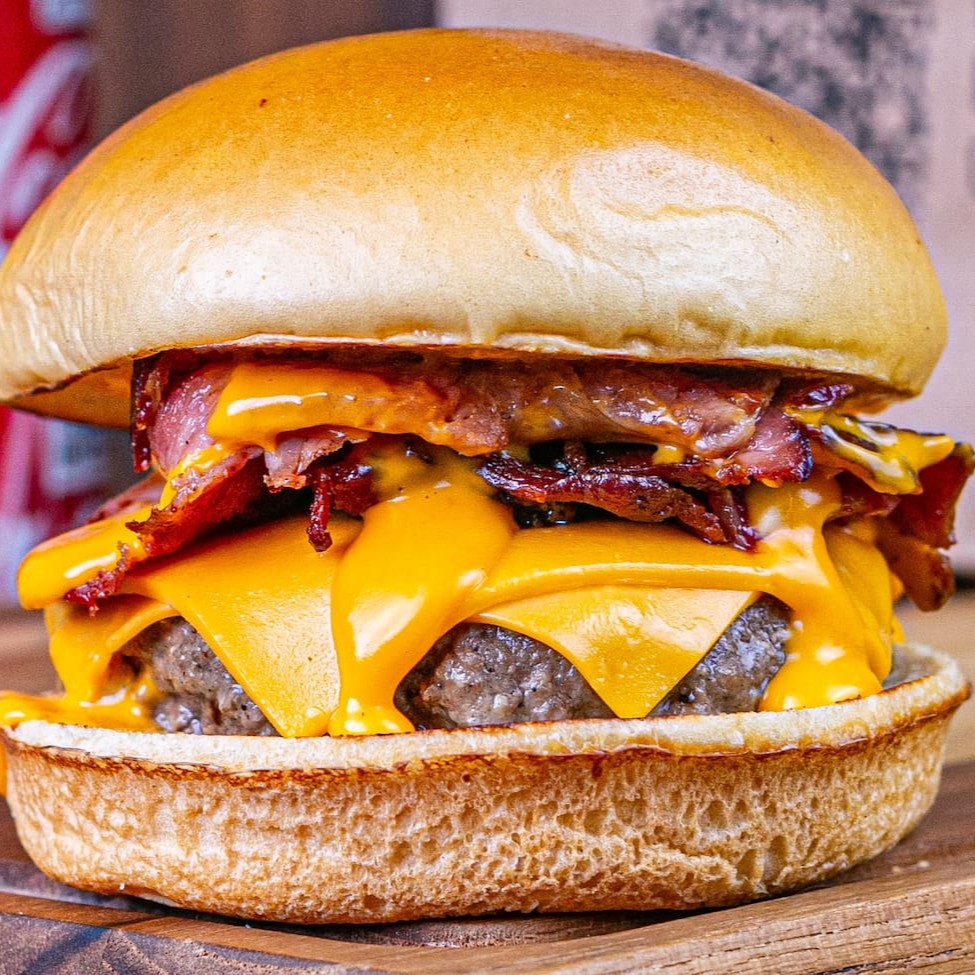 Pão de brioche, carne artesanal de 160 g, cheddar fatiado, cheddar melt cremoso e lascas de bacon Lanches saborosos e quentinhos preparados com todo o capricho para atender a sua fome. _ _#Hamburguer #Xis #Hotdog #Cachorroquente #pernil #calabresa #Bauru #Frango #Carne #Combo