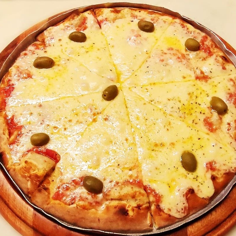 Mussarela de primeira qualidade e orégano, rodelas de tomate