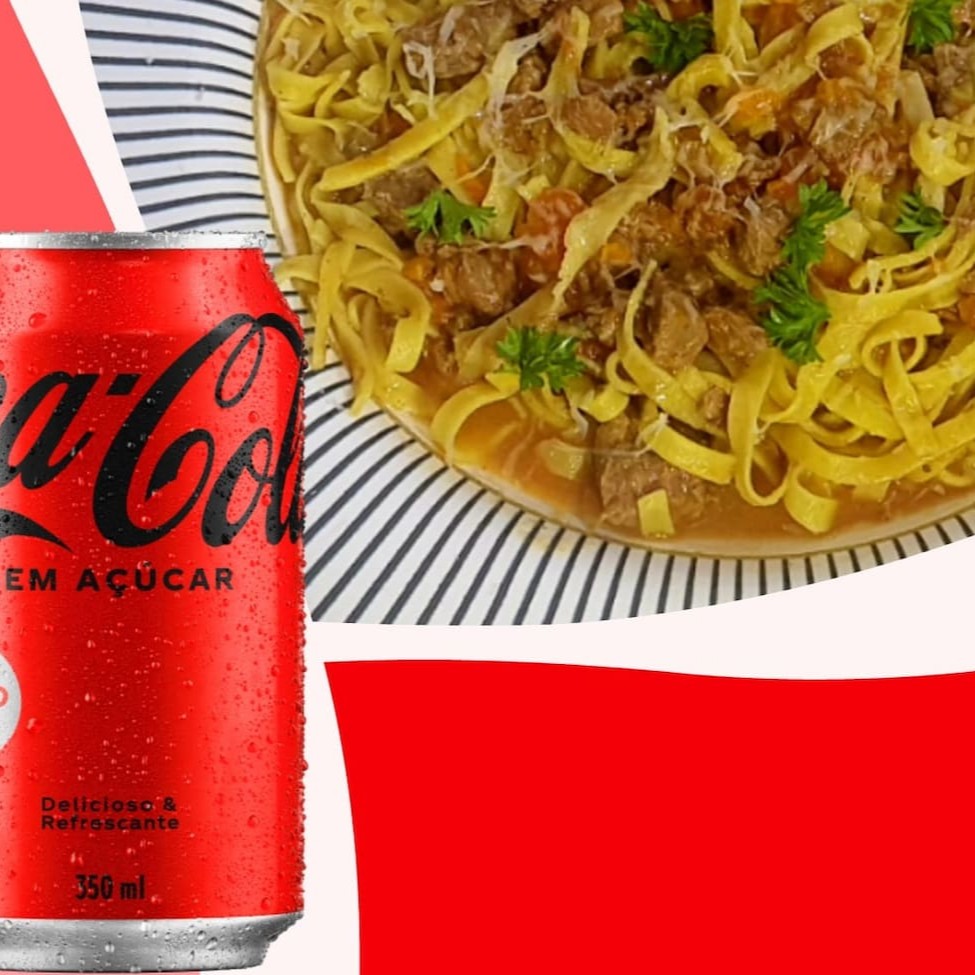 Encante-se com uma porção generosa de fettuccine artesanal, cuidadosamente cozido ao ponto ideal e abundantemente revestido com um molho ragu à Bolonhesa, repleto de sabor. Este prato é harmoniosamente acompanhado por uma lata gelada de Coca-Cola sem açúcar de 350ml, proporcionando o equilíbrio perfeito entre sabor intenso e refrescância. Este combo, categorizado como 'Combo Coca-Cola sem açúcar, é uma combinação irresistível para uma refeição plena e uma satisfação garantida. Uma autêntica experiência culinária italiana, recheada de tradição e sabor, servida diretamente da nossa cozinha para a sua mesa.