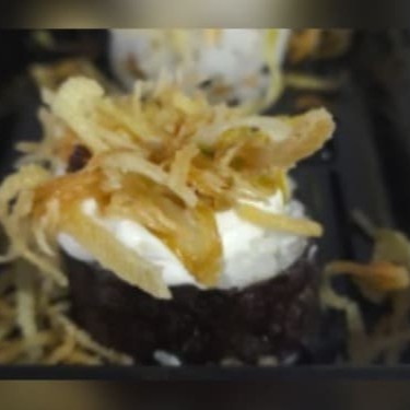 Makimono philadelfia finalizado com cream cheese, teriaki e alho poró