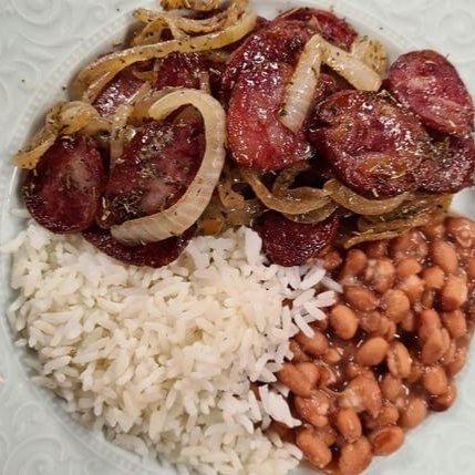 Uma saborosa calabresa acebolada  com arroz, feijão, farofa,  e mais um acompanhamento que desejar