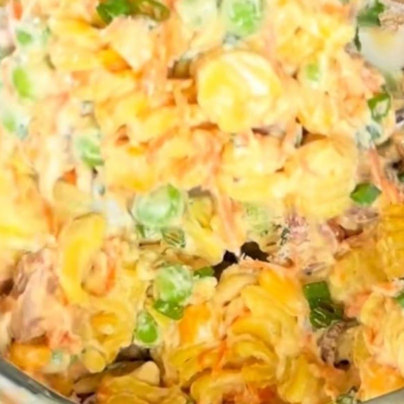 Macarrão, ovo, Bacon,Calabresa, linguiça de churrasco, milho, presunto,cenoura, azeitona,queijo ralado ,maionese,cheiro verde