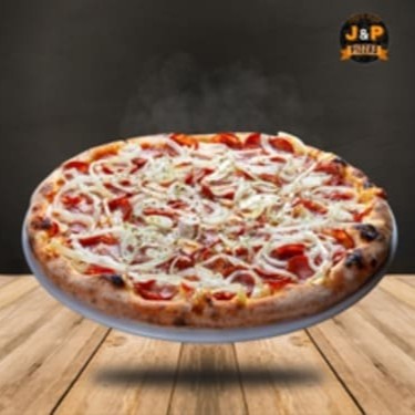 Pizza média de 30cm com 8 fatias bem recheadas! Preparada com molho de tomate artesanal, queijo mussarela derretido, calabresa fatiada, cebola levemente dourada, azeitonas e orégano fresco. Massa crocante por fora e macia por dentro, assada na hora, ideal para o jantar ou lanche reforçado. Serve até 2 pessoas. Pizza tradicional, saborosa e com toque caseiro!