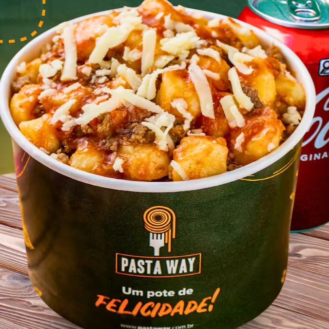 Você está procurando uma refeição saborosa e prática? Experimente nosso combo exclusivo: 1 pote médio (350g) de Nhoque à Bolonhesa e 1 Coca cola ou outra bebida lata (350ml), com um desconto imperdível! Feito com ingredientes selecionados, o nhoque é servido com um molho bolonhesa suculento que vai fazer você se apaixonar pela culinária italiana. 
Obs: Parmesão Ralado vendido a parte como adicional.
**fotos meramente ilustrativas - devido ao acondicionamento em embalagem e transporte o produto poderá não ter a mesma aparência da foto.