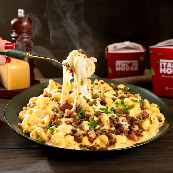 Cheddar cremoso e irresistível. Combinado com um toque de carne e bacon. Ideal para nossas massas e nhoques, este molho traz uma explosão de sabor e indulgência. Finalizado com queijo e cebolinha. (aprox. 800g)