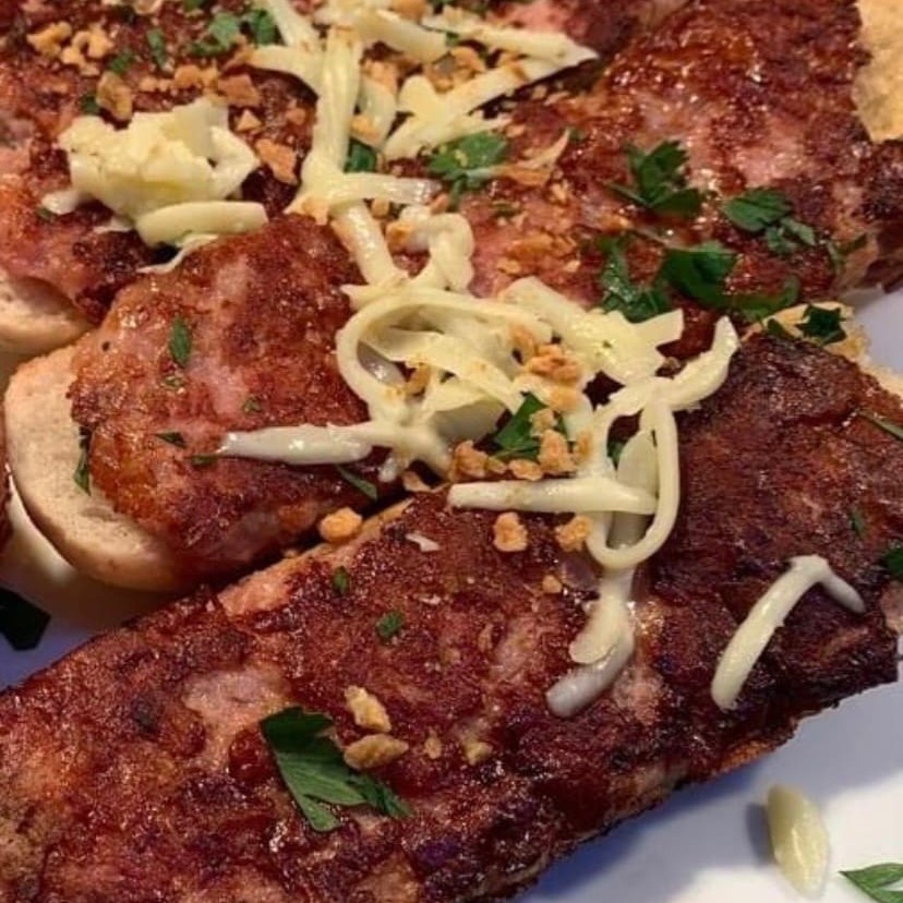 Este prato é uma tentação irresistível, apresentando um pão fresco, generosamente recheado com uma linguiça toscana autêntica, repleta de sabor e especiarias, e coberto com queijo derretido e suculento. A combinação perfeita para despertar seu paladar e prepará-lo para a principal refeição. Uma verdadeira celebração de sabores em cada mordida!