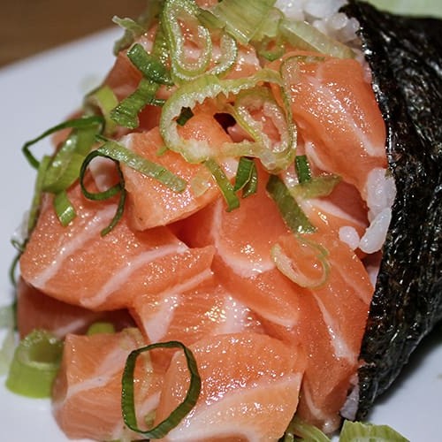 Cone de alga, arroz, salmão, cream cheese, mix de cebolinha e alho poró.