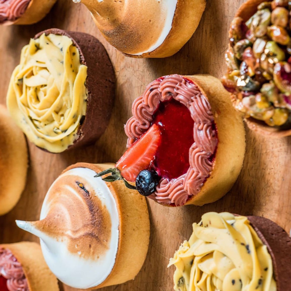 Tarteletes nos sabores limão, pistache, frutas vermelhas, caramelo salgado e chocolate, maracujá e chocolate..