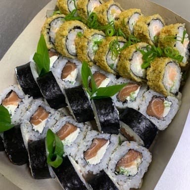 10 uramaki filadelfia 10 makimono filadelfia 12 hot filadelfia + Coca Cola 310 ml