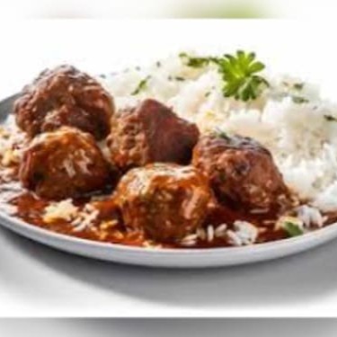 Almôndegas suculentas ao molho de tomate, servidas com macarrão ou arroz e feijão. Um prato clássico