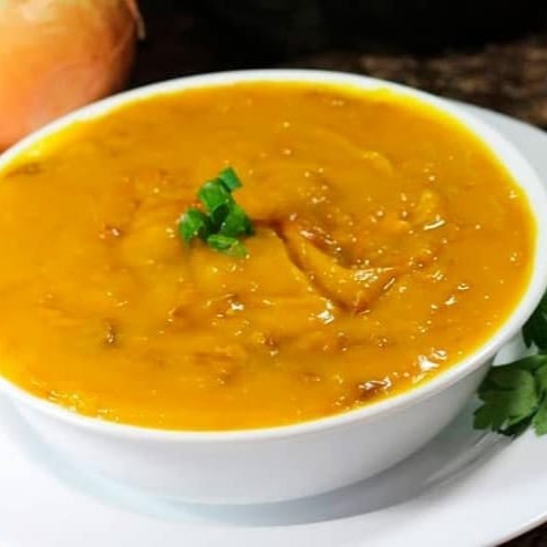 Caldo de Abóbora com Carne Seca, Bacon e Calabresa.   - Acompanhamentos grátis: torradas, molho de pimenta (em sachê), colher e guardanapos.