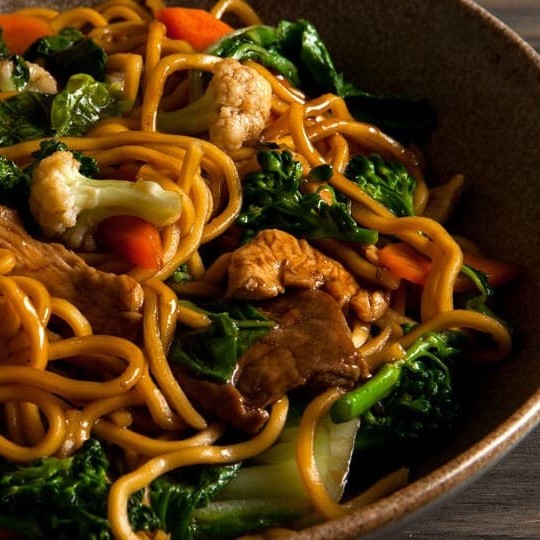 Yakisoba macarrão cozido com carne refogado com óleo de gergelim com legumes cenoura, acelga e brócolis servido com molho