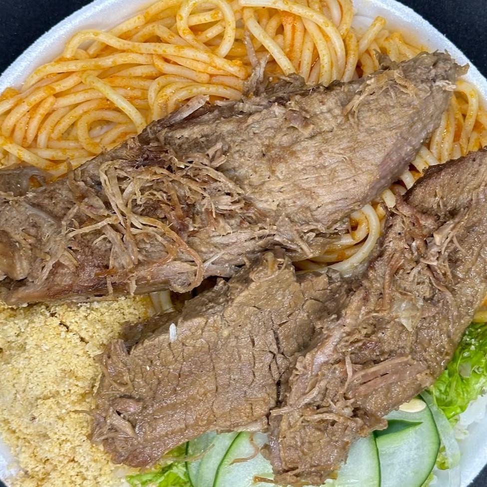 Suculenta e saborosa carne assada, perfeitamente temperada, acompanhada de um irresistível macarrão ao molho. O prato ainda inclui arroz soltinho, feijão fresquinho, uma salada crocante para equilibrar o sabor e uma farofa incrivelmente saborosa para completar essa refeição robusta e cheia de sabor. Uma verdadeira explosão de delícias em um só prato!