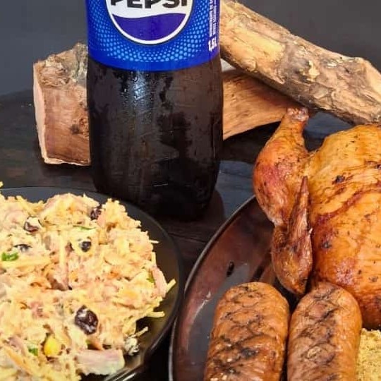 Delicioso frango assado defumado na lenha frutífera, acompanhado de 500g de salpicão fresquinho, 2 linguiças de pernil defumadas e farofa crocante de bacon. Acompanha refrigerante 1,5l.   Obs: Nosso frango apresenta a coloração avermelhada devido a ação da fumaça (defumação).