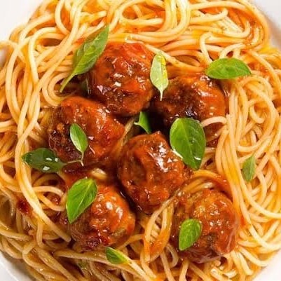 Nossa almondega artesanal , com macarrão temperado no alho e na manteiga. Embalagem 750  ml .