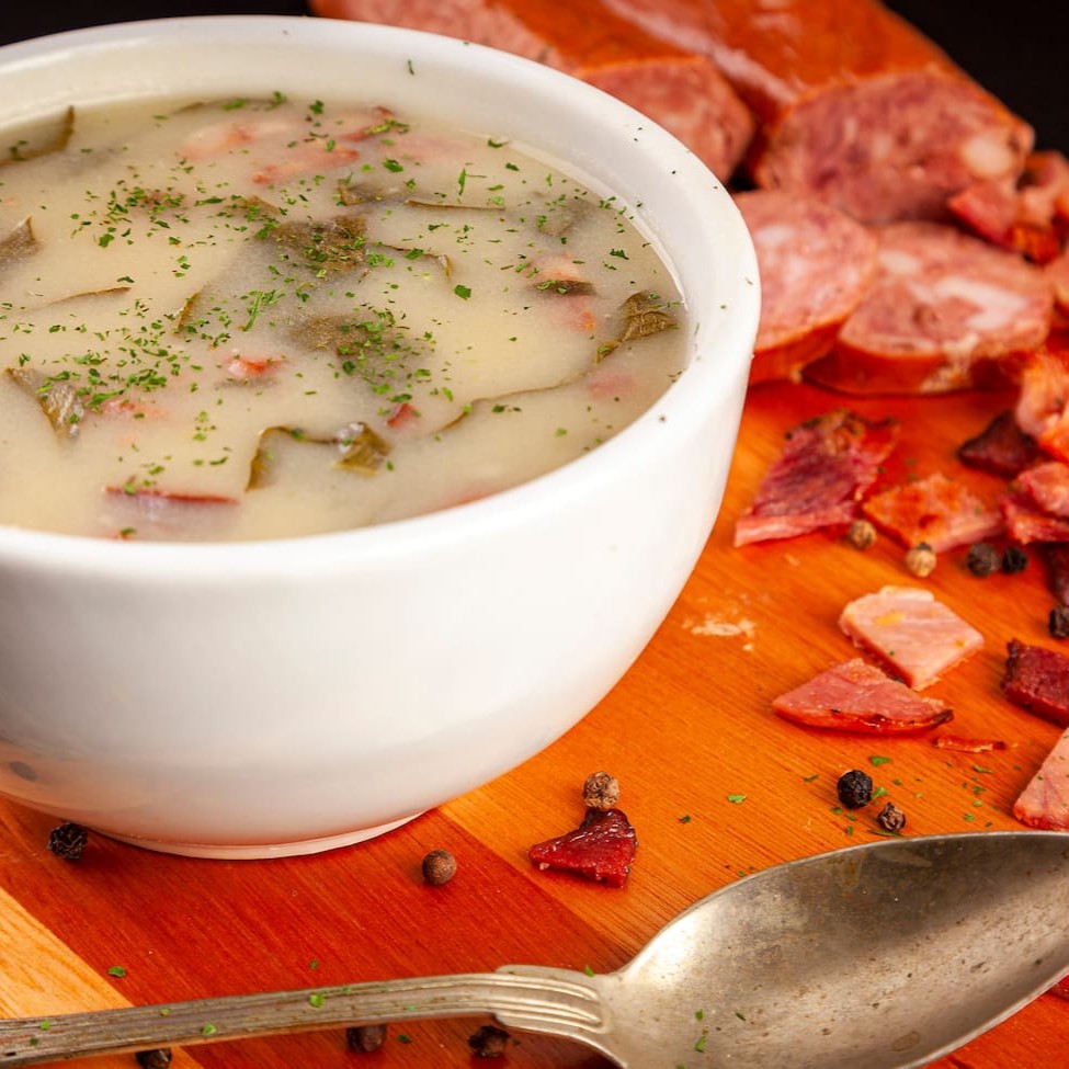 Caldo verde com linguiça calabresa  e couve