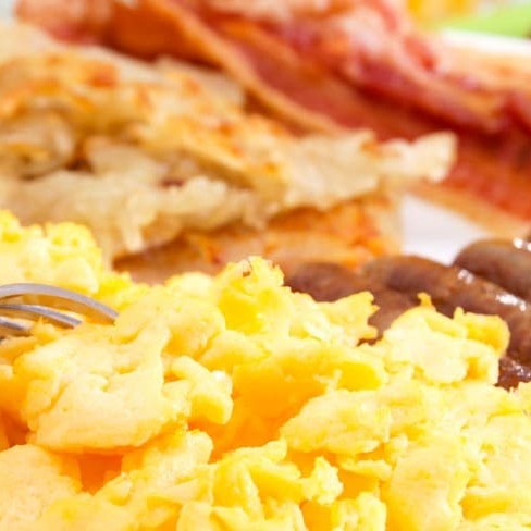 2 Waffles + Geleia 1 Waffle de pão de queijo 1 suco de 1 litro caixa 1 Ovos + Torrada fresca americana + Bacon