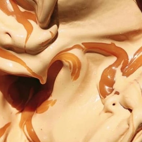 Sorvete artesanal de doce de leite mesclado com o melhor doce de leite para você saborear