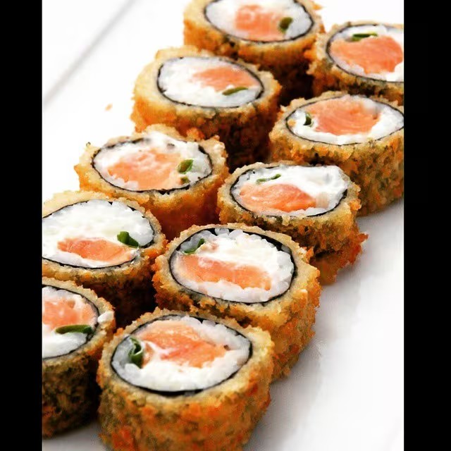 12 Hot tradicional 
12 Hot atum 
12 Hot Skin

36 peças de Hot Rolls crocantes, recheados com salmão fresco e cream cheese, empanados na medida certa e fritos até dourar. Cada mordida traz aquela combinação perfeita de textura crocante por fora e recheio cremoso por dentro.

O combo ideal para compartilhar ou se deliciar sozinho com muito sabor!