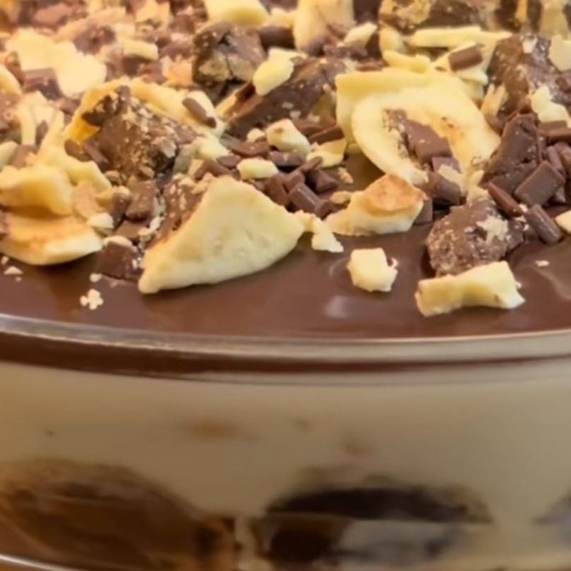 Creme de chocolate preto com biscoito de maisena, com creme branco e bombom de Ouro Branco