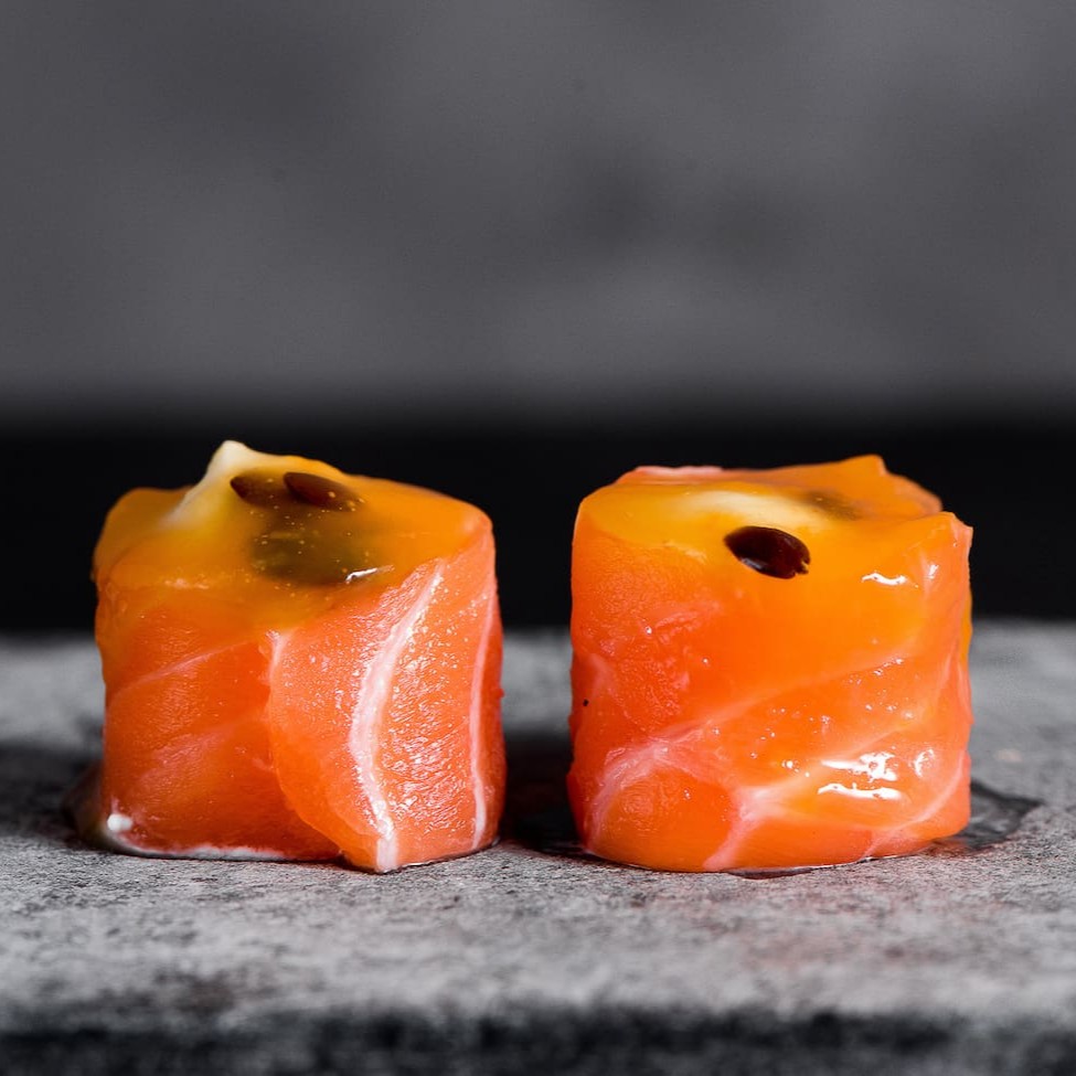 Lâmina de salmão recheado com cream cheese, finalizado com geleia artezanal de maracujá.