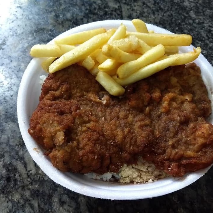 Acompanham arroz, feijão, farofa e batata frita.