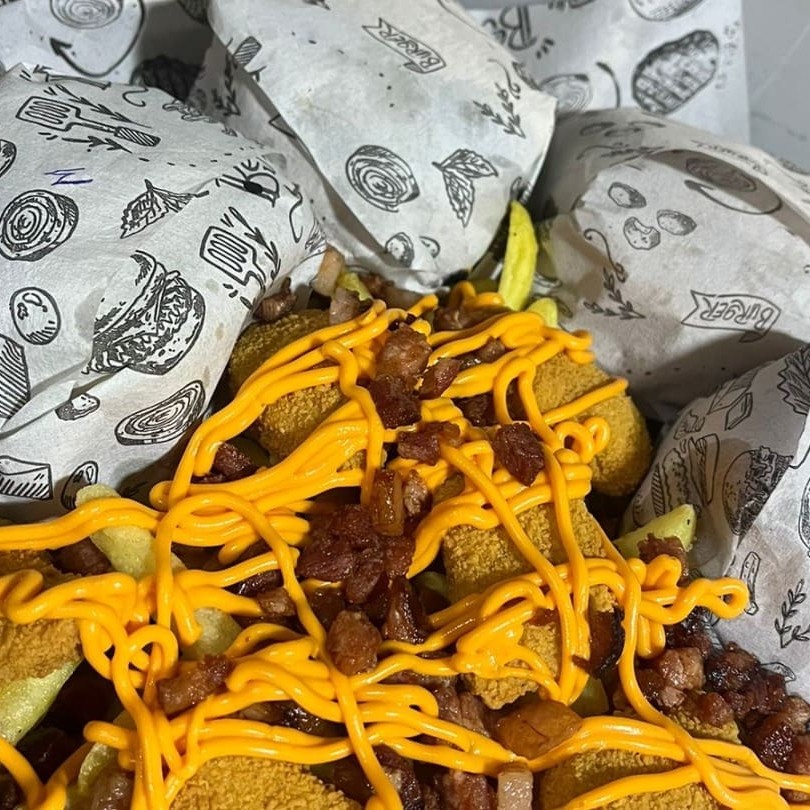 3 X-Burguer+ Batata Frita C/ Cheddar E Bacon