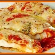 File de frango em panado e frito , gratinado com mussarela e presunto acompanha arroz e uma guarnição a escolha