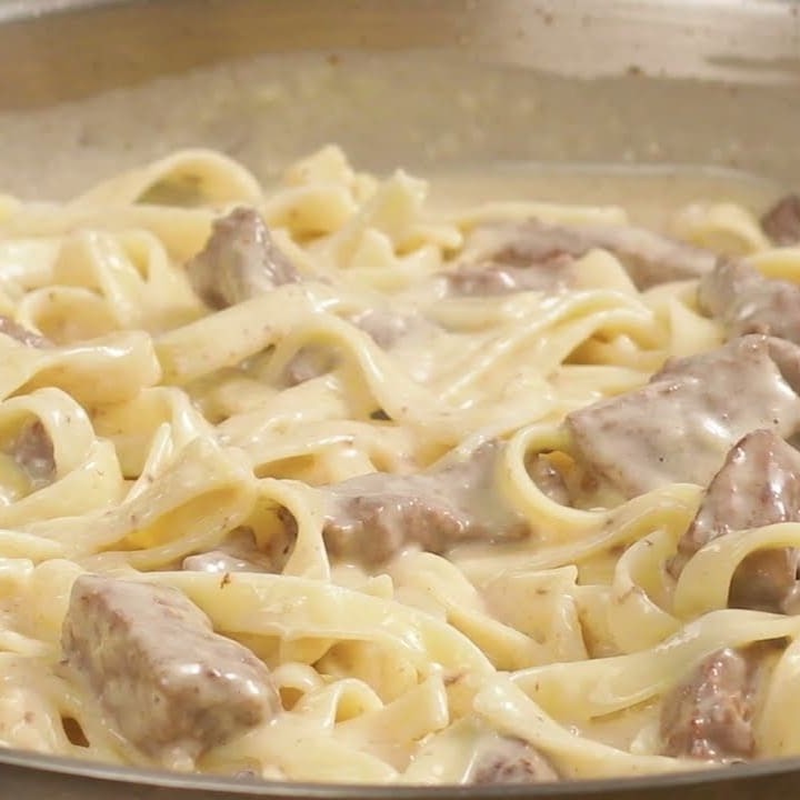 Experiencie a perfeição culinária com nosso 'Fettuccini ao Molho Bechamel com Isca de Carne'. Este prato, habilmente preparado pelo renomado Chef Barros, apresenta a delicadeza do fettuccini artesanal banhado no cremoso e suave molho bechamel, combinado com iscas de carne macias e suculentas. Uma sinfonia de sabores que promete acariciar seu paladar e proporcionar uma experiência gastronômica inesquecível. Aproveite cada garfada dessa delícia, especialmente elaborada para os amantes da alta gastronomia.