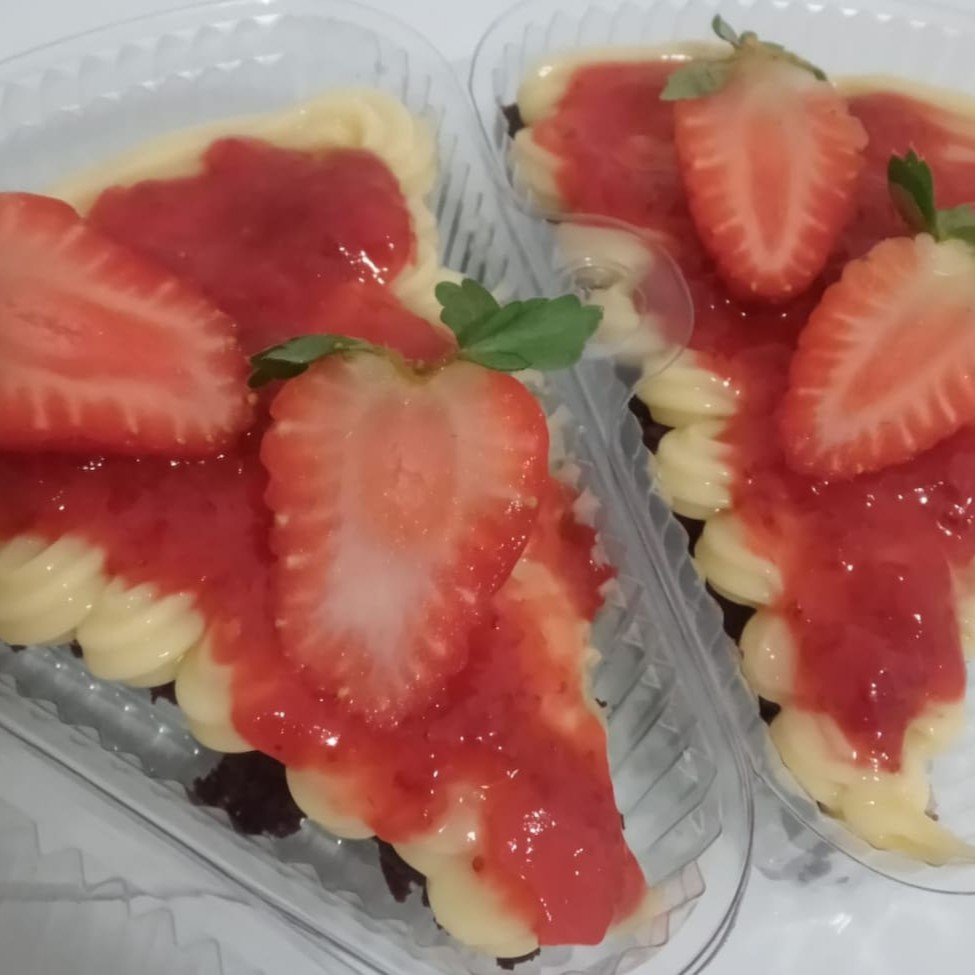 São 2 fatias de brownie com recheio moça e geleia de morango artesanal. Uma delicia!!