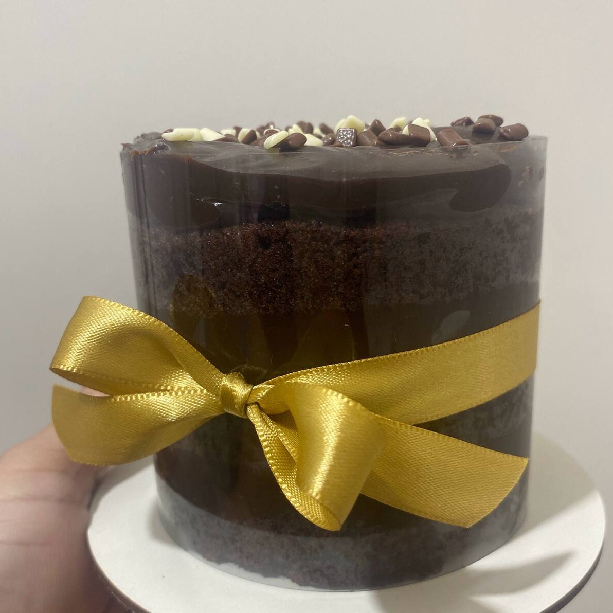 Bolo de massa amanteigada de chocolate e recheio de brigadeiro cremoso.