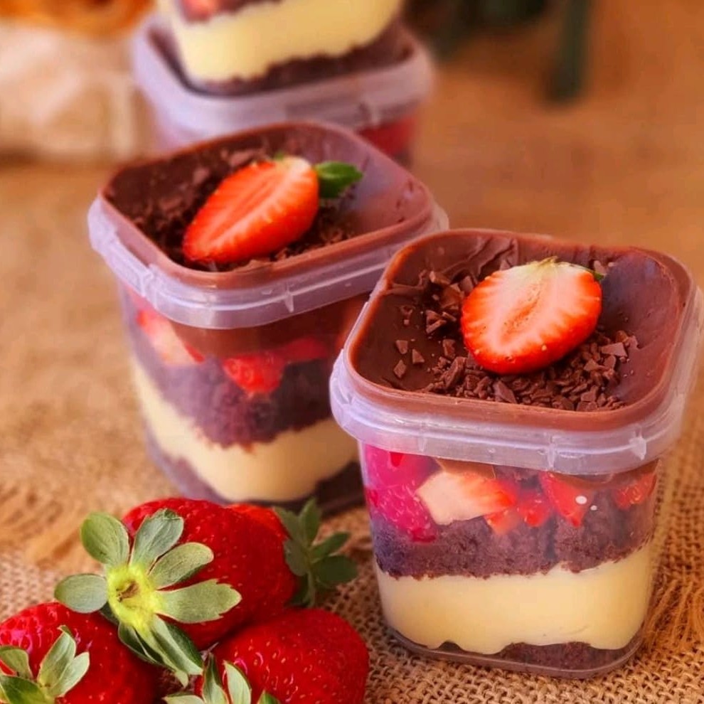 Bolo de chocolate molhadinho, recheio cremoso de Ninho e Nutella e pedaços de morango, finalizado com granulado de chocolate nobre e morango.