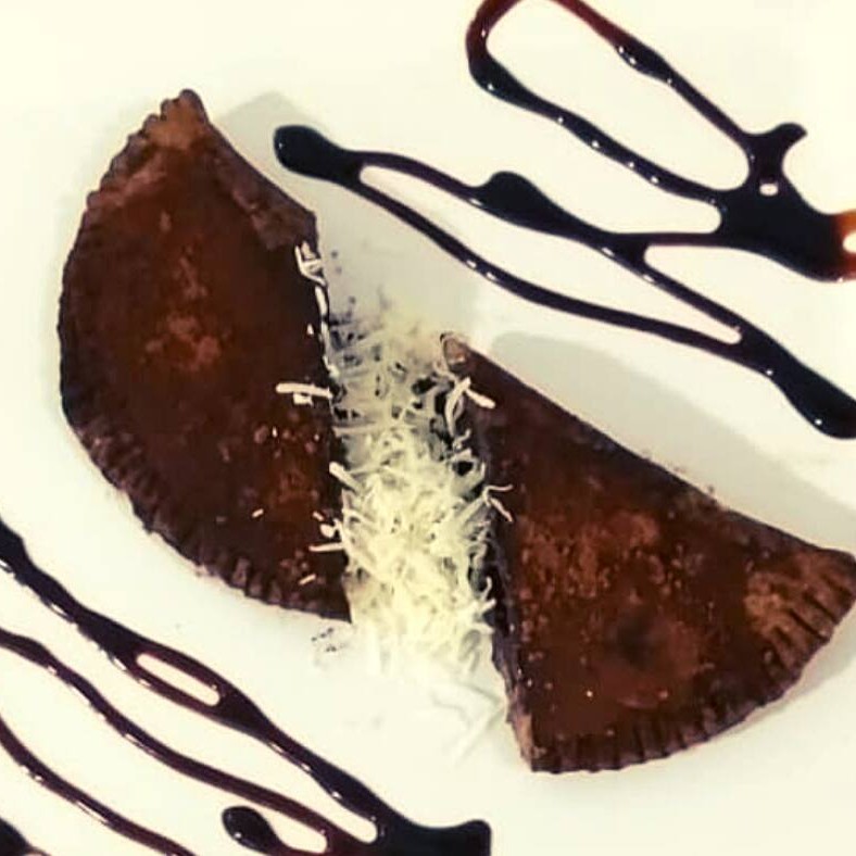 Pastel de massa artesanal de 15cm, recheado e temperado na medida certa.