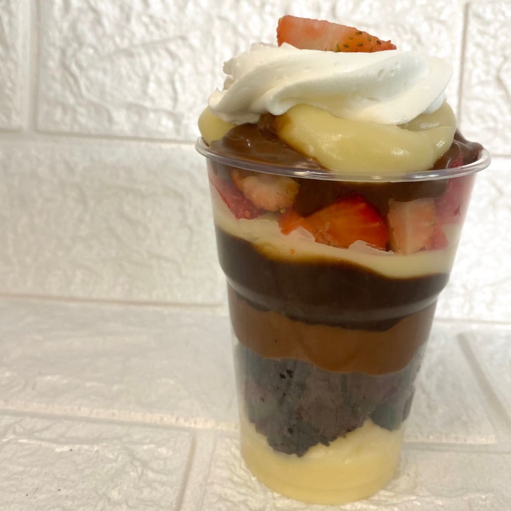 Um delicioso copo da felicidade composto por brigadeiro de Ninho ou 50% cacau , camada de Nutella pura, brownies, morangos in natura, tudo isso numa explosão de sabores!