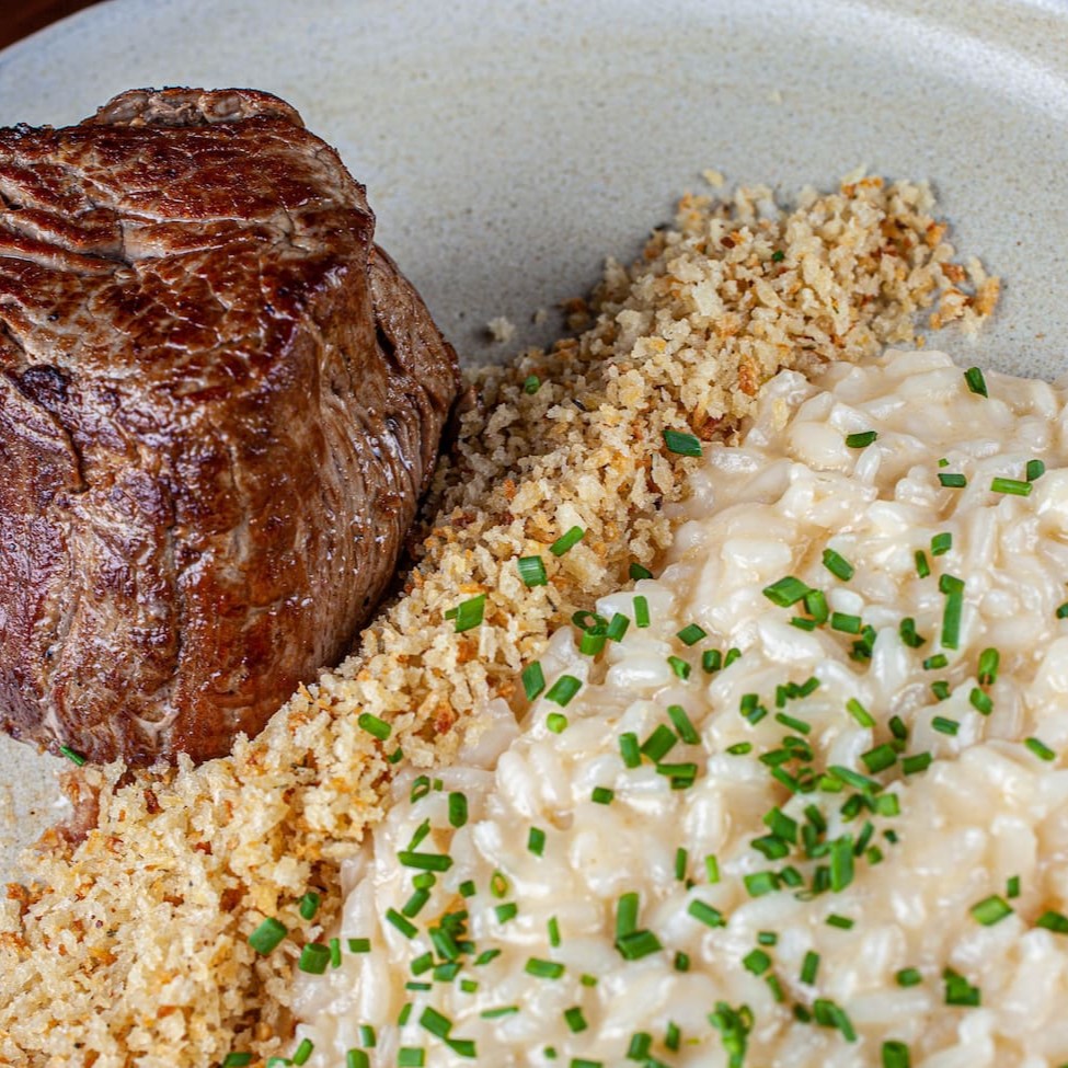 Tornedor de mignon com um delicioso risoto de parmesão e farofa de panko super crocante.