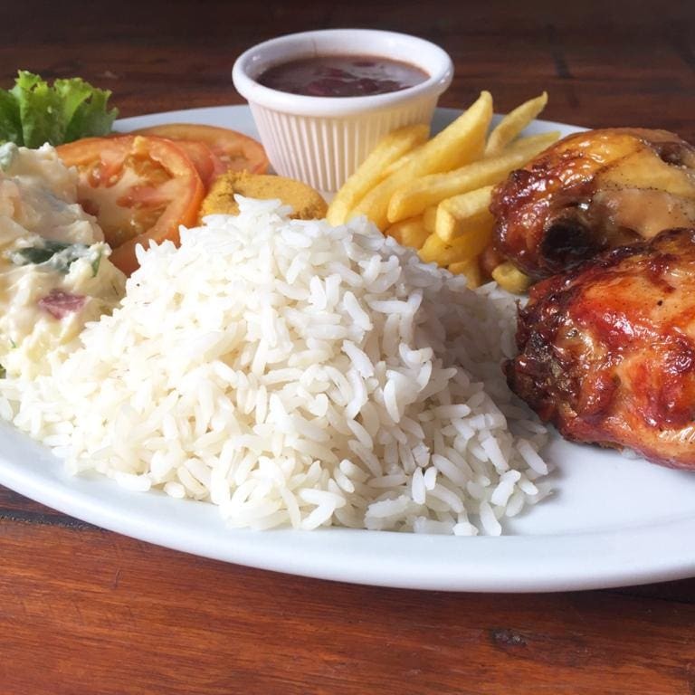 Arroz, Feijão preto, Macarrão, Farofa com Maionese ou salada de legumes ou salada de alface .(cliente deve escolher o acompanhamento)pode trocar arroz comum por arroz integral