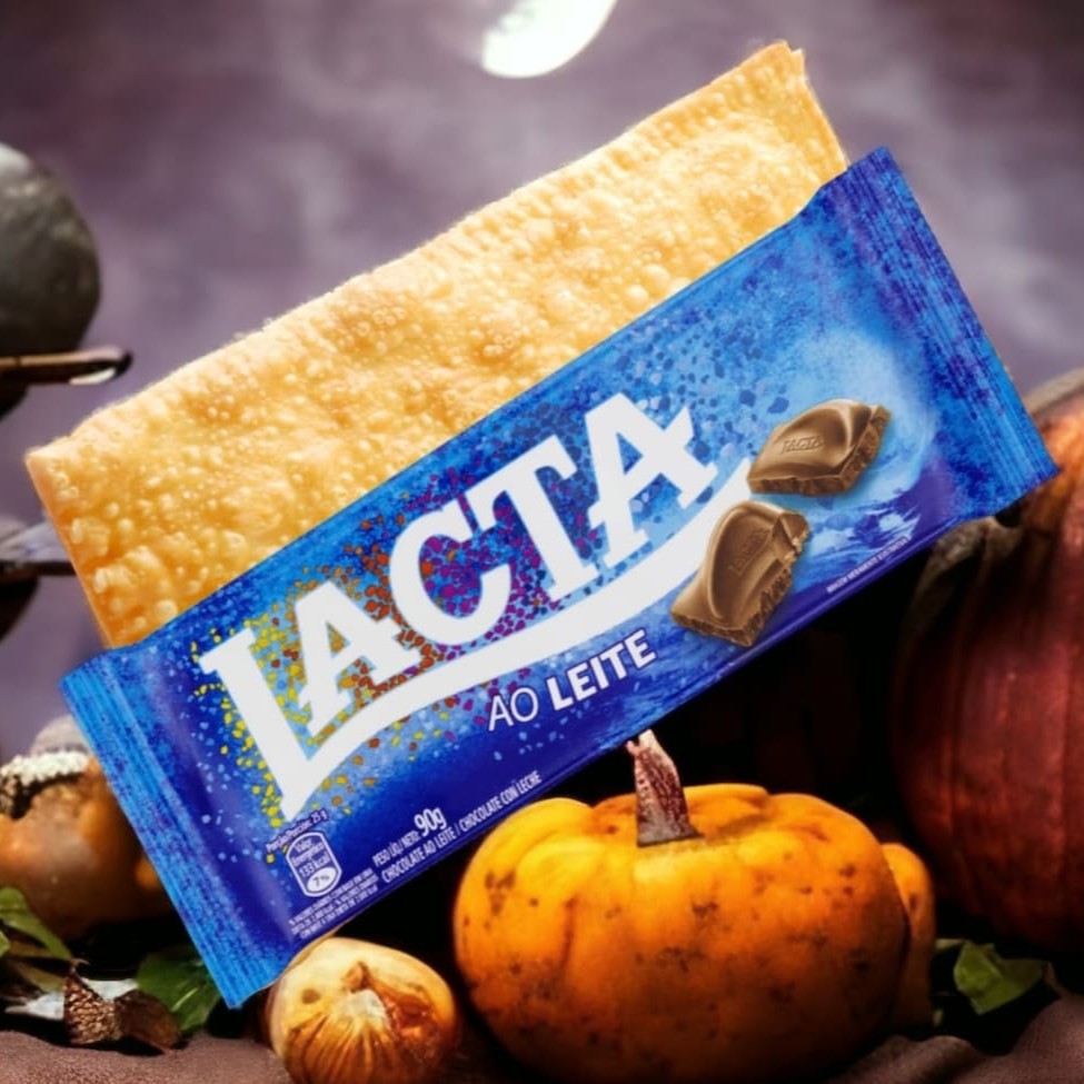 Imagine um pastel crocante e sequinho por fora, recheado com uma barra de chocolate ao leite da marca Lacta que derrete na boca. Essa é a delícia pra você saborear. Venha experimentar o pastel de chocolate mais gostoso da cidade!