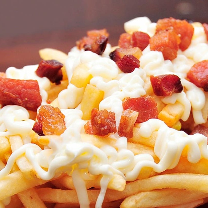 Generosa porção de Batatas Fritas crocantes, coberta com delicioso Cream Cheese e Calabresa.